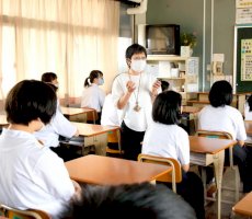 宇和島城南中で公開授業-「性的自己決定能力」育む-–-愛媛新聞