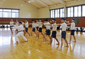中学・保健体育-空手の実施校増加中-–-日本教育新聞社