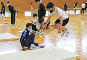 各自が端末で記録を入力「1人1台」時代の体力テスト-–-日本教育新聞社