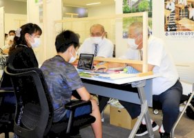 兵庫県私立中・高校展-２９校が特色や入試情報ＰＲ-親子１００組が参加-–-神戸新聞
