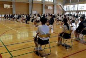 子どもの腰に悪い？-脱・体育座り、広がるか-ＰＴＡ巻き込む中学校-–-goone.jp