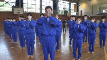 名立中生徒が「少林寺拳法」体験！武道の心や礼儀作法学ぶ-|-ニュース-–-joetsune.jp