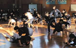個性を出して！創作ダンス-埼玉県内4中学でプロの訪問授業-「受験で嫌な気持ちが一気に晴れ晴れ！」-–-東京新聞