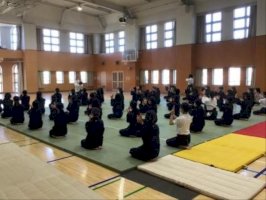 畳に受け身の音響く、中１体育で「合気道」…鎌倉女学院-–-読売新聞