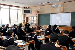 子宮頸がん予防、理解深めて-長野県内の医師ら中学校でパネル討論会-–-信濃毎日新聞
